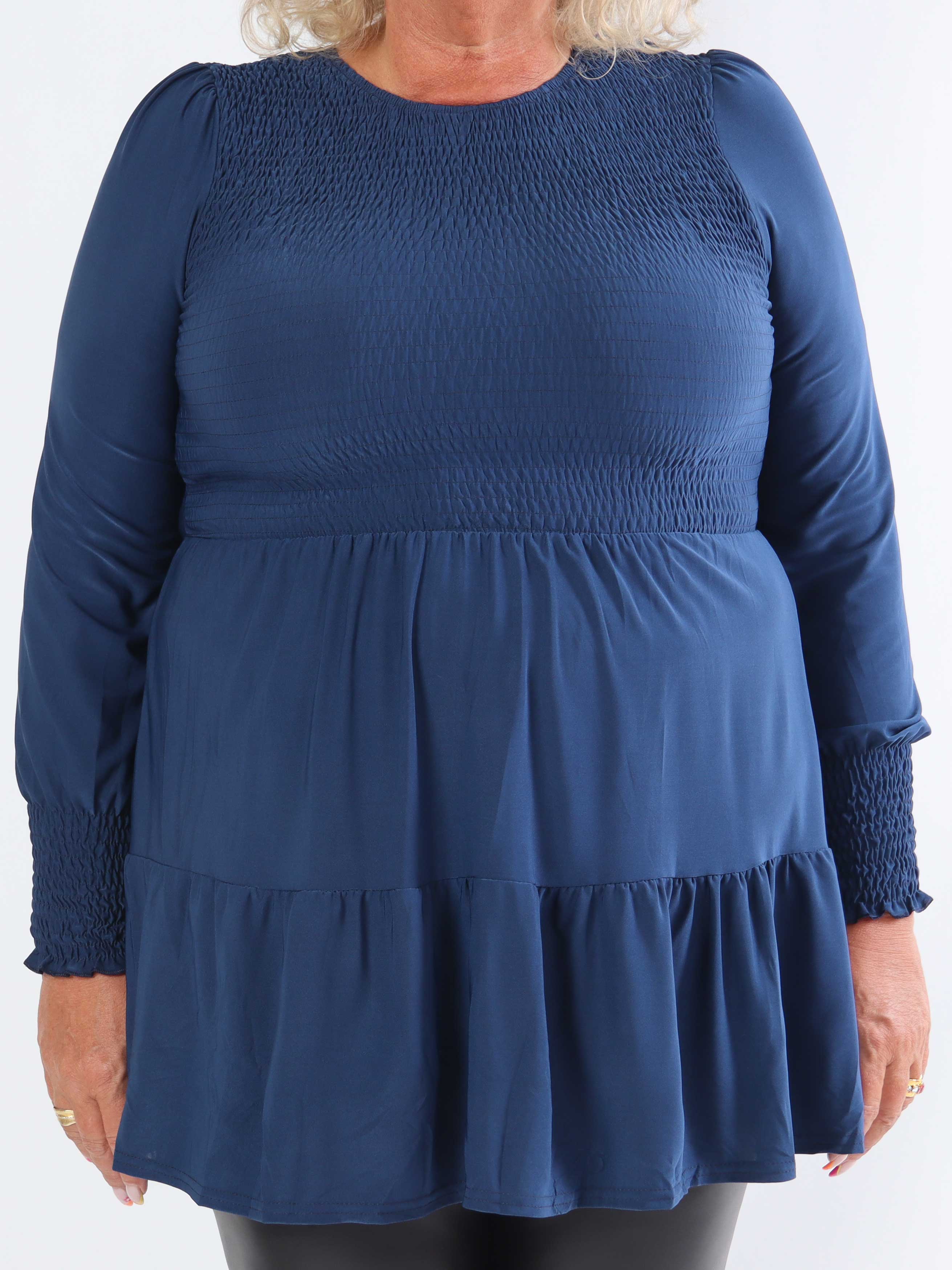 Kelly Shirt - Elastisk plus size bluse med smock henover brystet